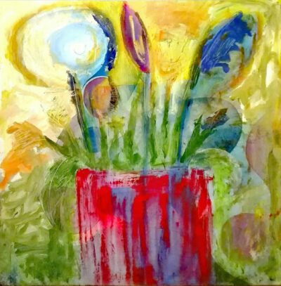 Wiesenblumen in roter Vase mit Sonne im Hintergrund